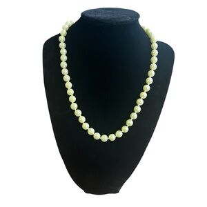 Vtg Avon Cream Faux Pearl Necklace 
Approx 18”long
Good pre owned condition